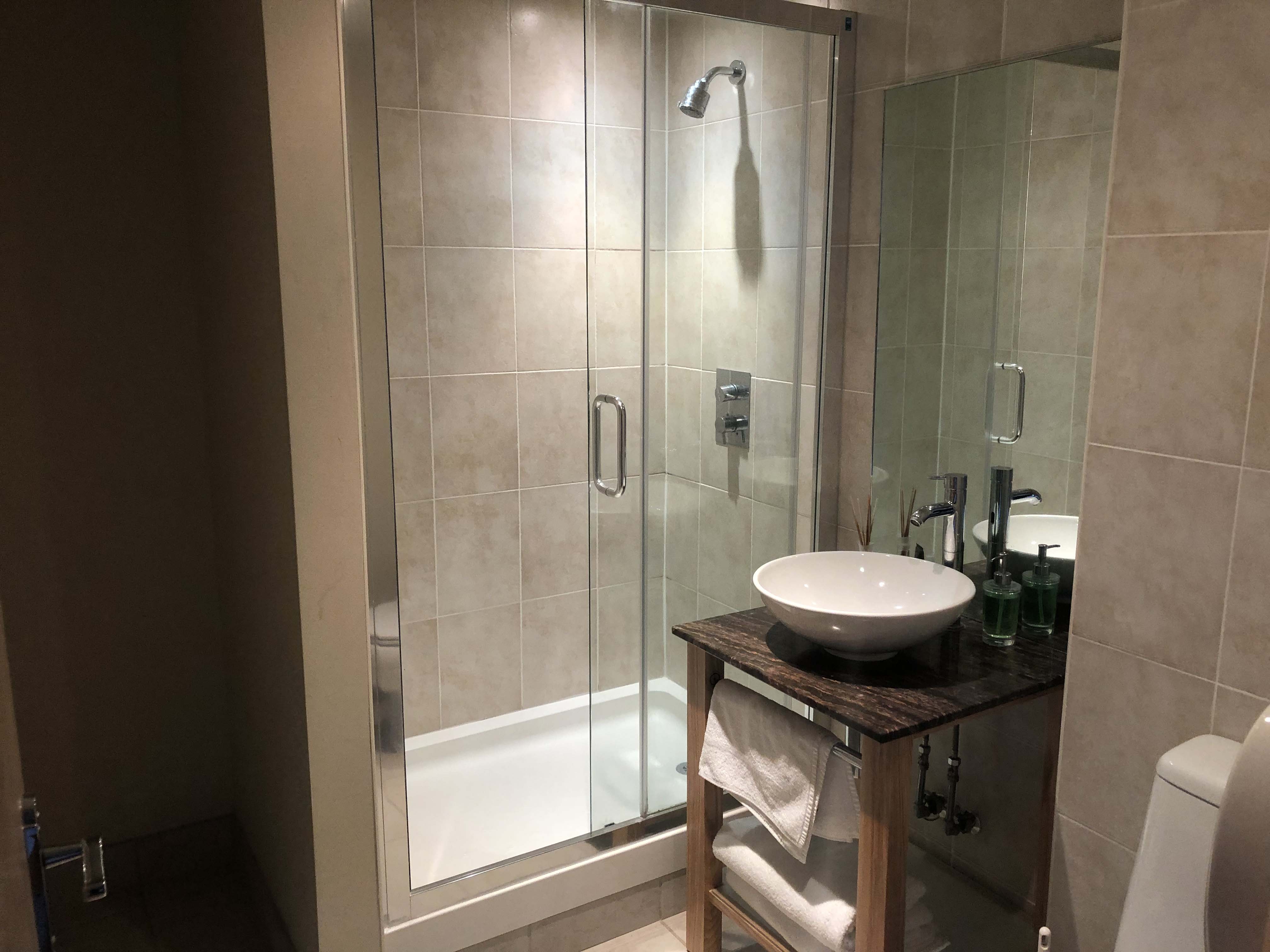 Large Double Room - Image 10