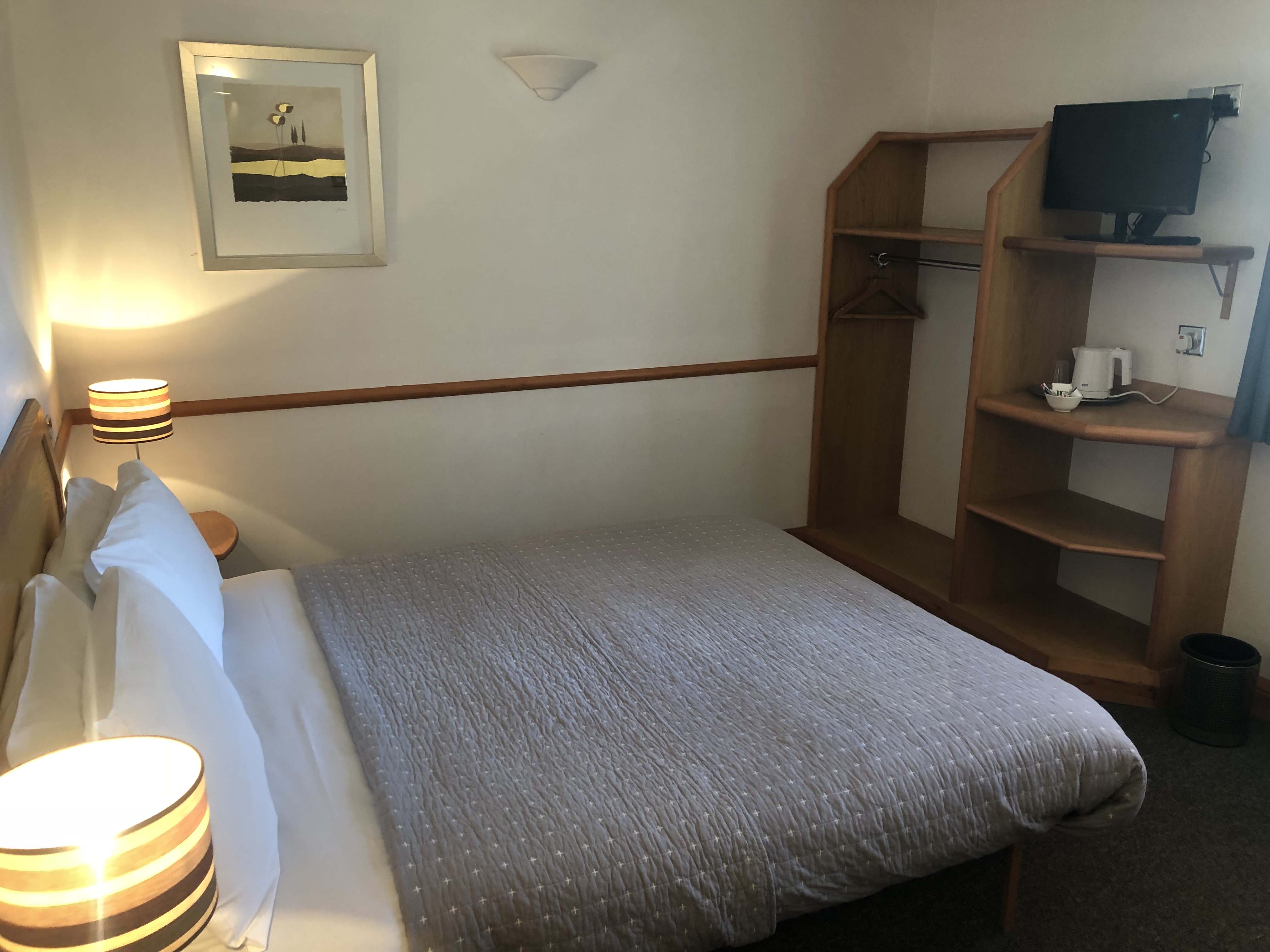 Standard Double Room - Image 8